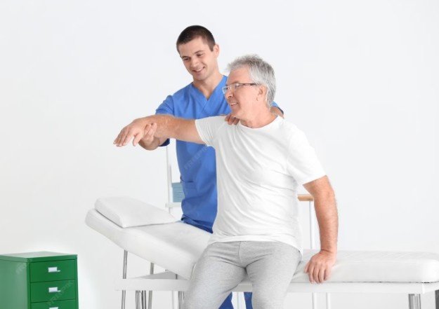 Are the physiotherapists at GS Physiotherapy in Sector-51, Gurgaon, experienced in treating age-related bone loss?