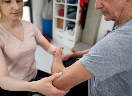 Which Exercises Are Recommended by GS Physiotherapy for Healthy Joints in Cold Weather?